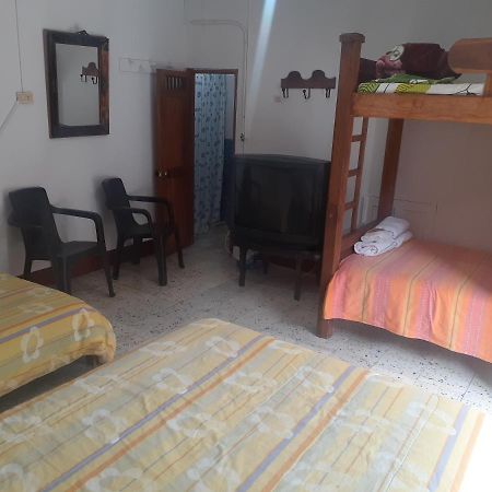 Hostal La Comedia Jardín Extérieur photo