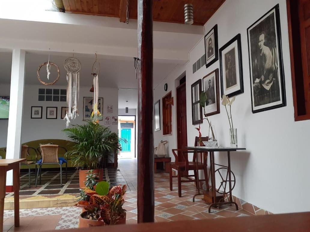 Hostal La Comedia Jardín Extérieur photo