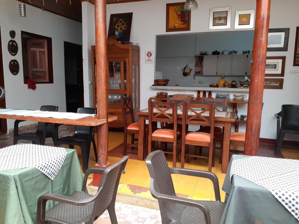 Hostal La Comedia Jardín Extérieur photo