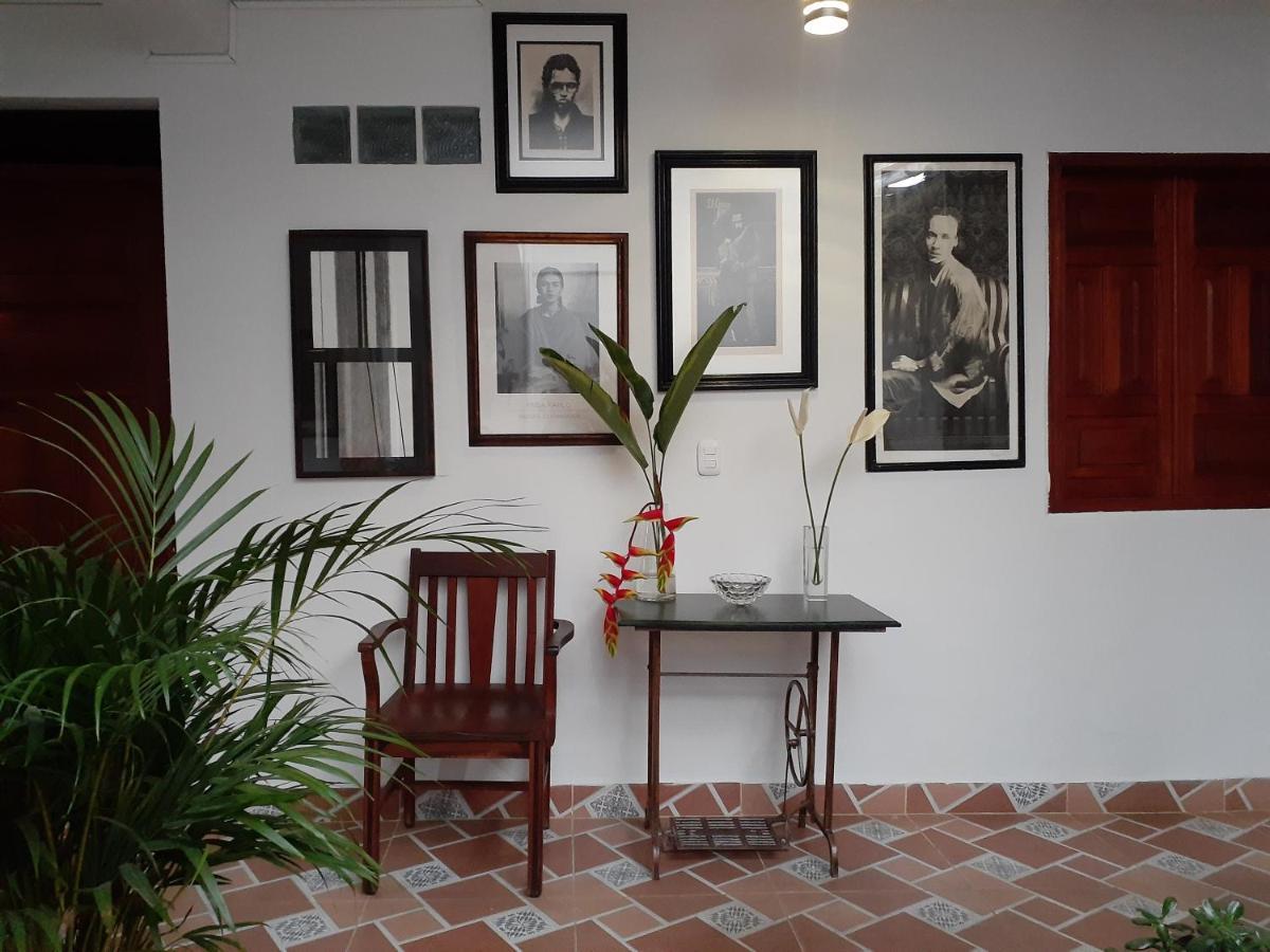 Hostal La Comedia Jardín Extérieur photo