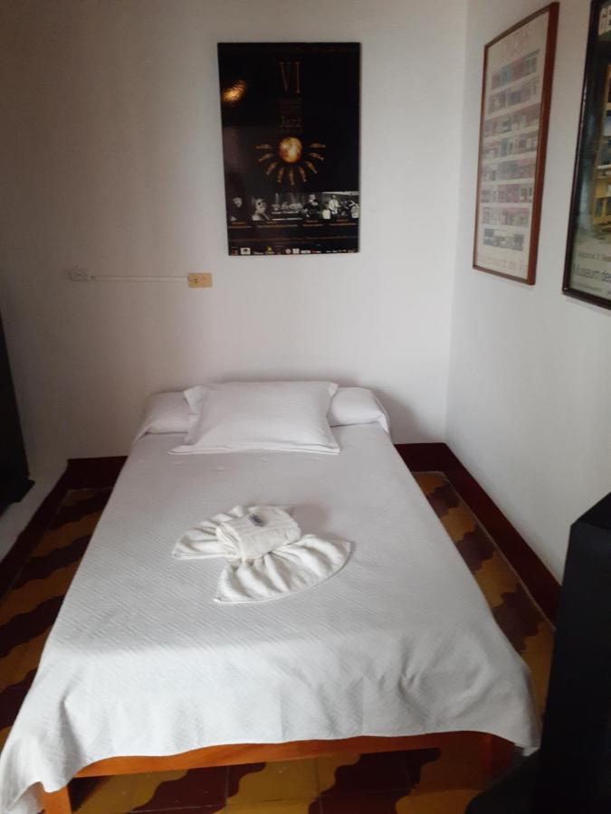 Hostal La Comedia Jardín Extérieur photo