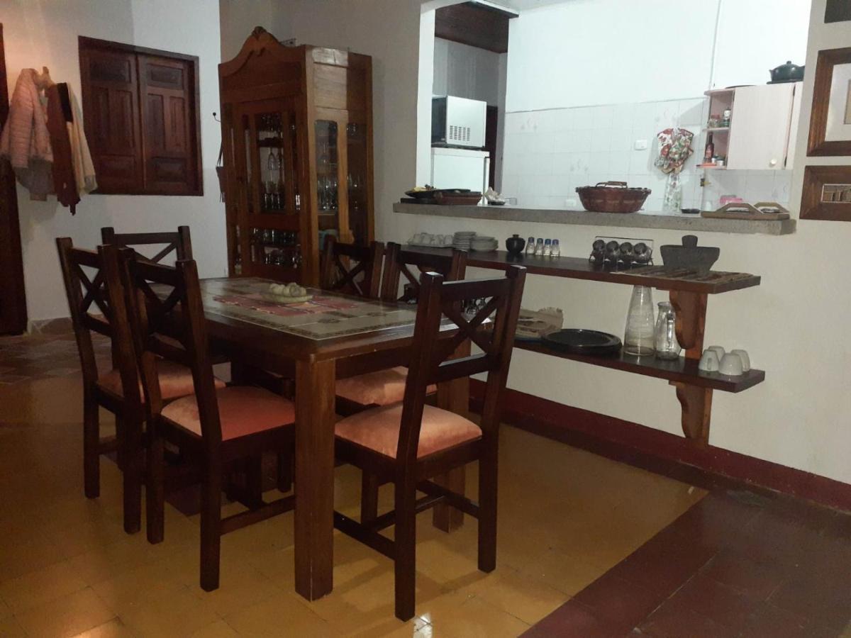 Hostal La Comedia Jardín Extérieur photo