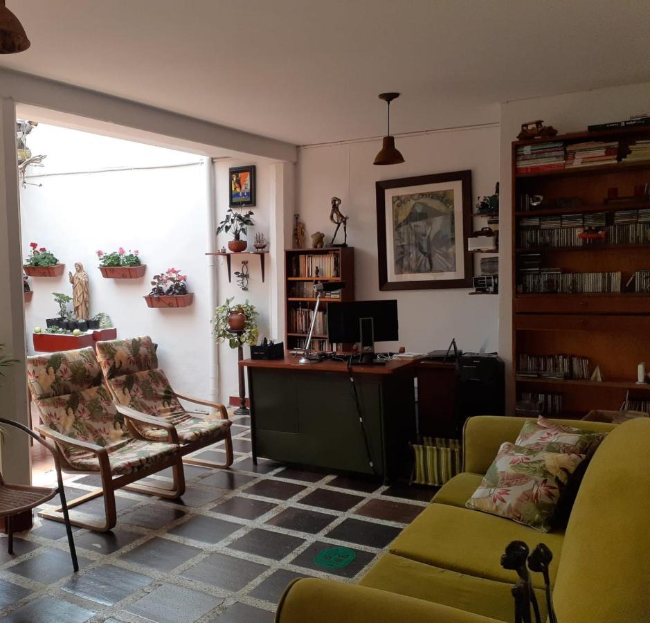 Hostal La Comedia Jardín Extérieur photo