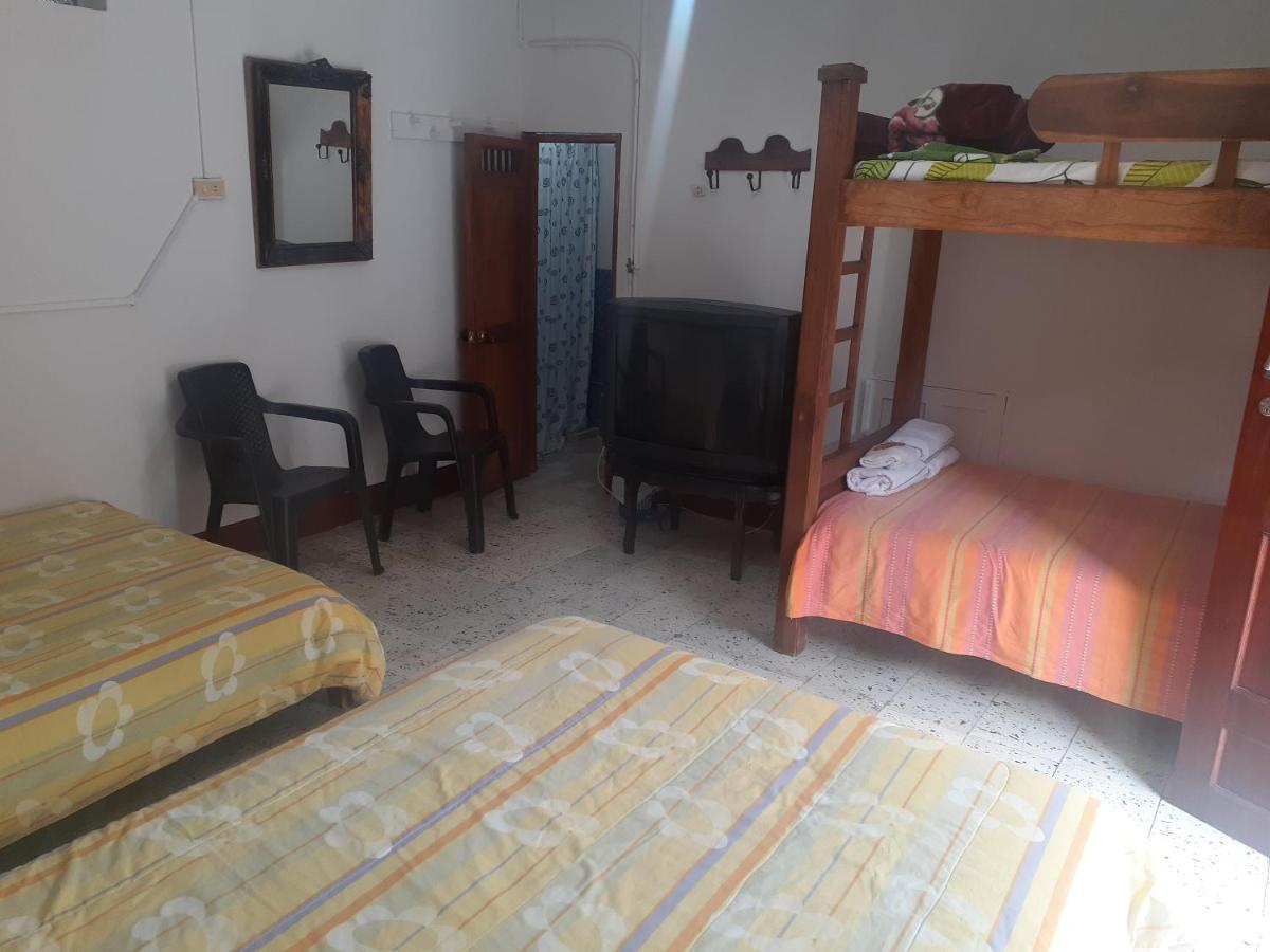 Hostal La Comedia Jardín Extérieur photo